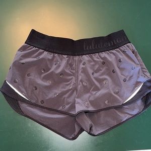 Womens Lululemon hotty hot shorts 2.5 size 8